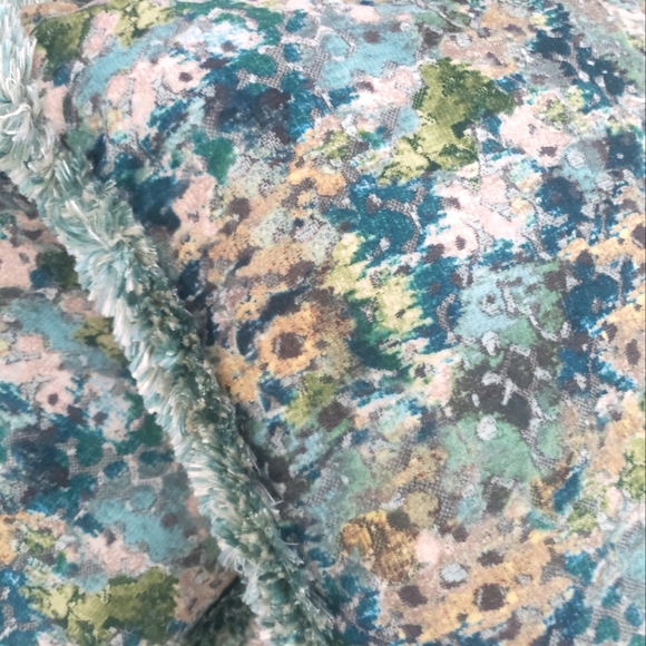 EUC SET OF 22" ACCENT PILLOWS - Picture 4 of 5